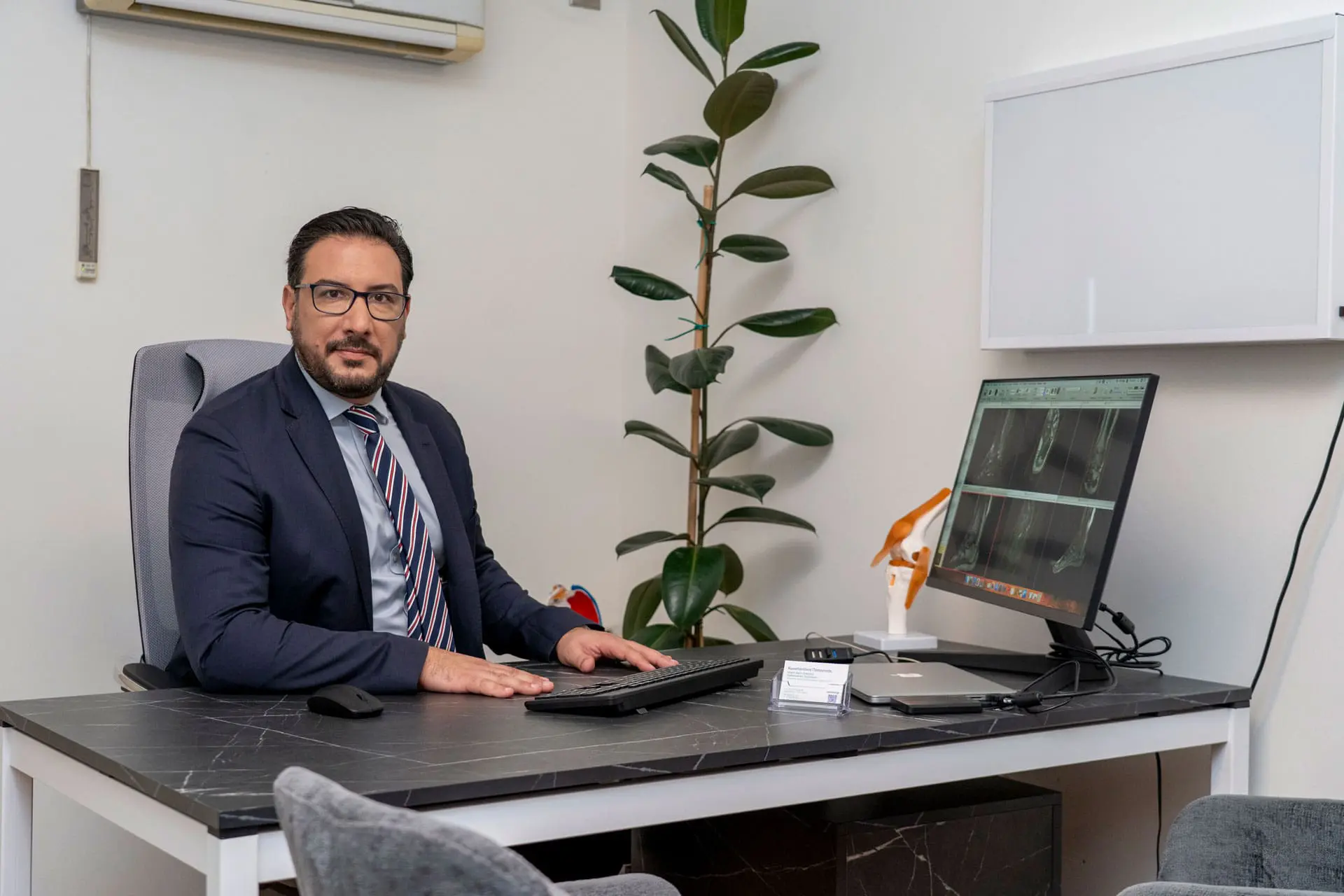 Παπουτσής Κωνσταντίνος MD, FRCS (Tr & Orth), FEBOT